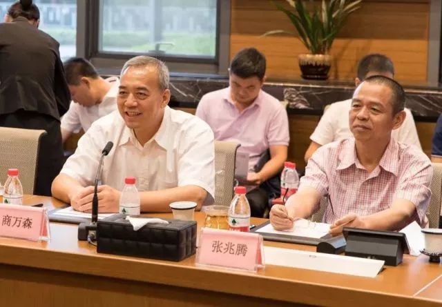 海南省公安厅副厅长商万森（左）三亚市副市长、市公安局长张兆腾（右）
