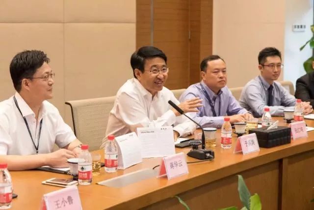 紫光股份董事长兼新华三集团首席执行官于英涛（左二）