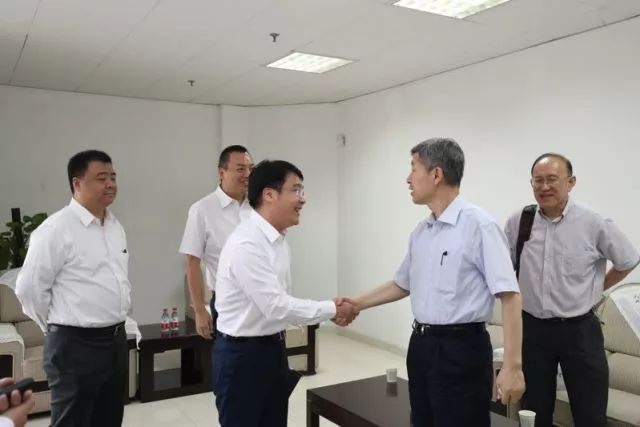 西安交通大学党委书记张迈曾(前排右侧)与紫光·新华三联席总裁王景颇（前排左侧）进行亲切会谈