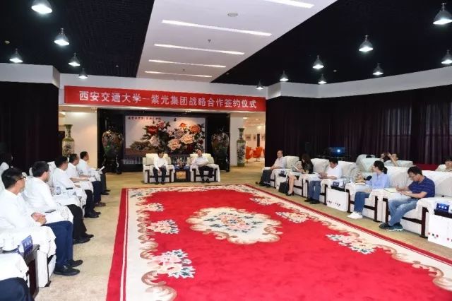 西安交通大学副校长王铁军与紫光·新华三联席总裁王景颇参与签约活动