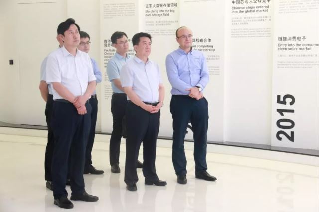 紫光集团副总裁、紫光云技术有限公司总裁兼CEO吴健（图右一）介绍紫光集团情况