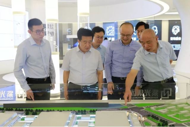大同市委副书记、市长武宏文（图左二）等领导在国家存储器基地项目沙盘前听取讲解
