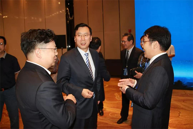 陕西省副省长魏增军（中间）同新华三集团联席总裁、中国区总裁王景颇（右一），陕西代表处总经理刘伟（左一）亲切会谈