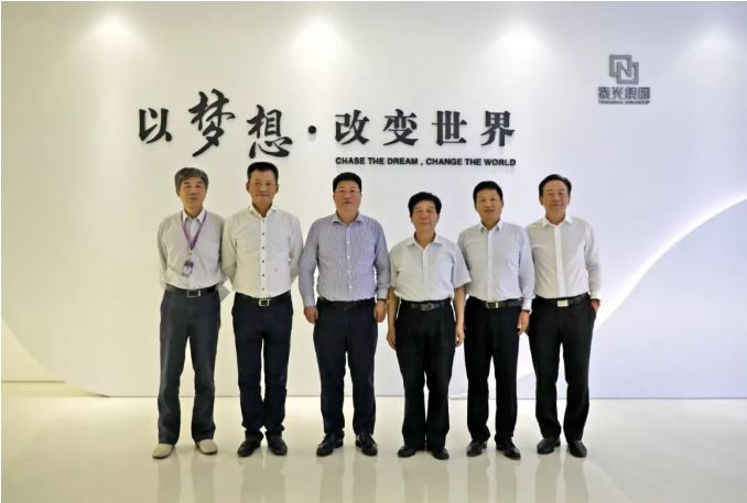 （左起，紫光集团联席总裁刁石京，华芯投资总裁路军，紫光集团董事长赵伟国，国家集成电路产业投资基金总裁丁文武，紫光集团总裁张亚东，紫光集团联席总裁齐联 ）