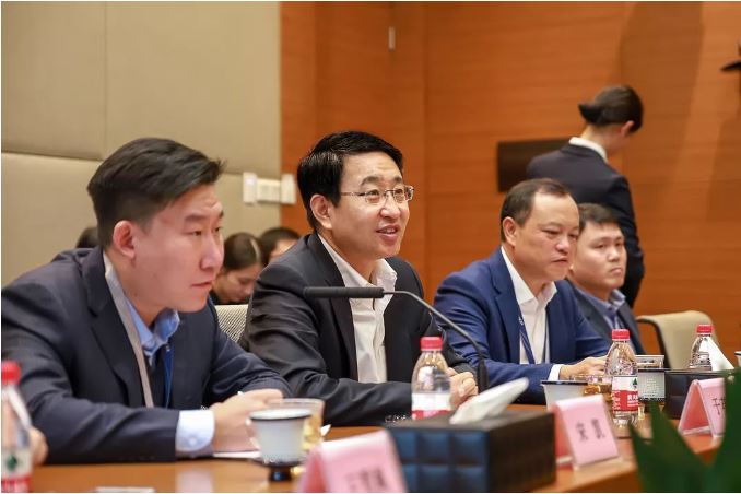 紫光集团联席总裁兼新华三首席执行官于英涛（图中）
