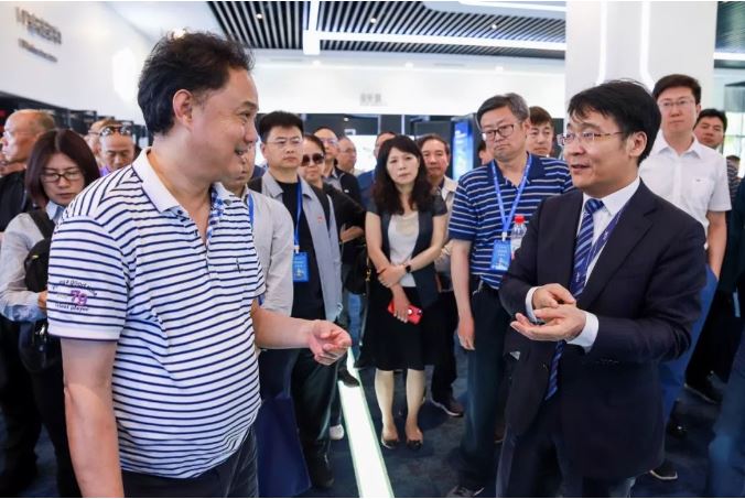 新华三集团联席总裁王景颇（右一）与专题研讨班领导交流
