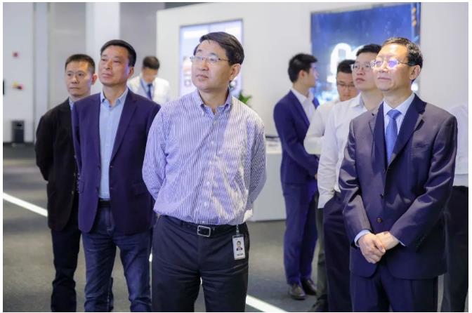 茅台集团总经理助理兼习酒公司党委书记、董事长钟方达（前排右）一行参观新华三创新体验中心，紫光集团联席总裁兼新华三首席执行官于英涛（前排左）等领导陪同